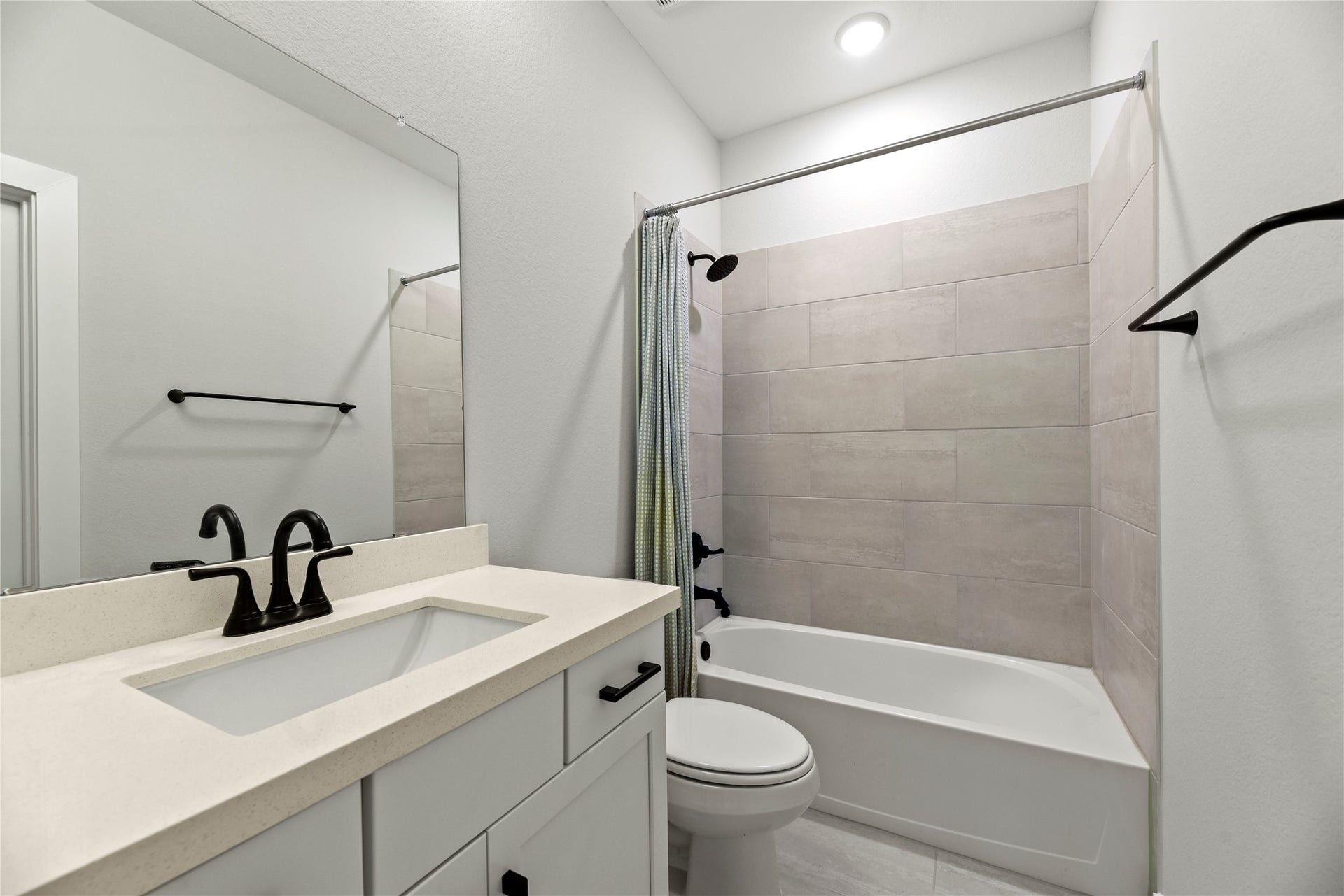 4439 Southpoint Way, Fulshear, TX 77441 This full bath is upstairs between the game room and bedroom #3.