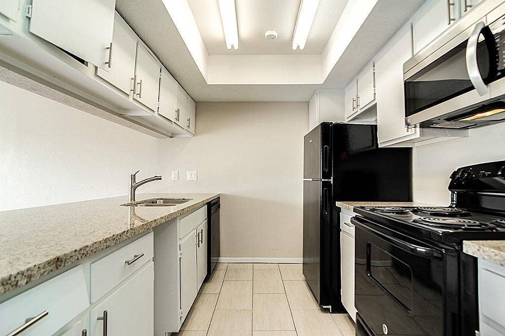 2818 S Bartell Drive, #312, Houston, TX 77054 Granite Counter Top