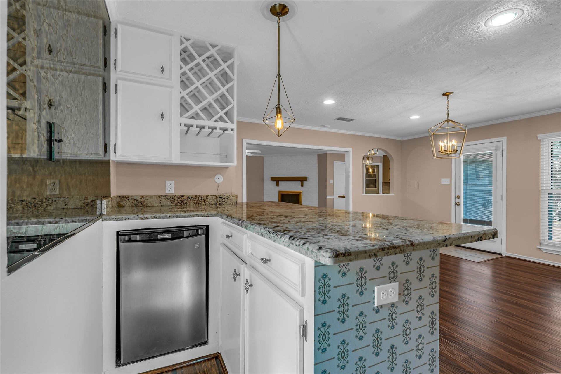 2015 West Street, Rosenberg, TX 77471 Dry Bar with Plumbing for a sink. Mini Fridge included