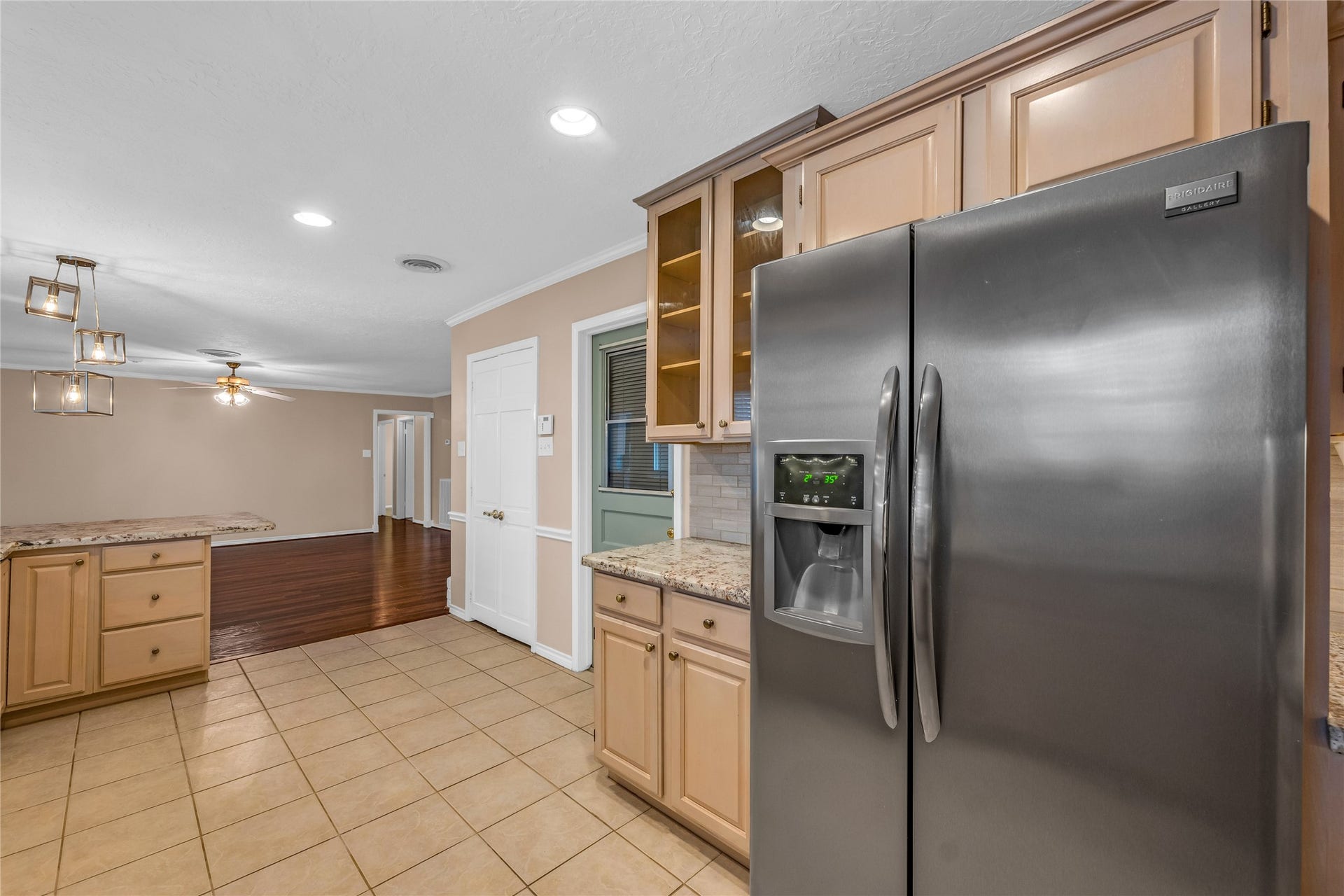2015 West Street, Rosenberg, TX 77471 Refrigerator Included
