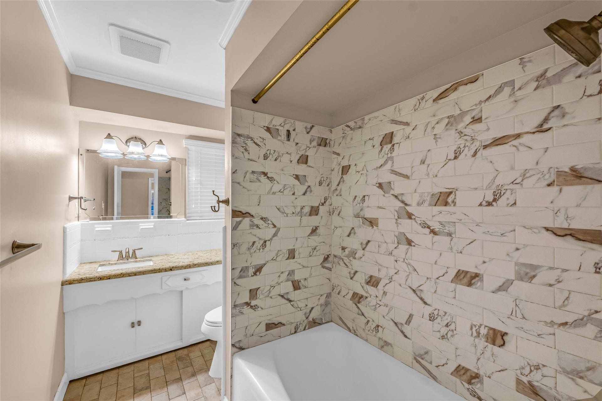 2015 West Street, Rosenberg, TX 77471 Second Full Bath