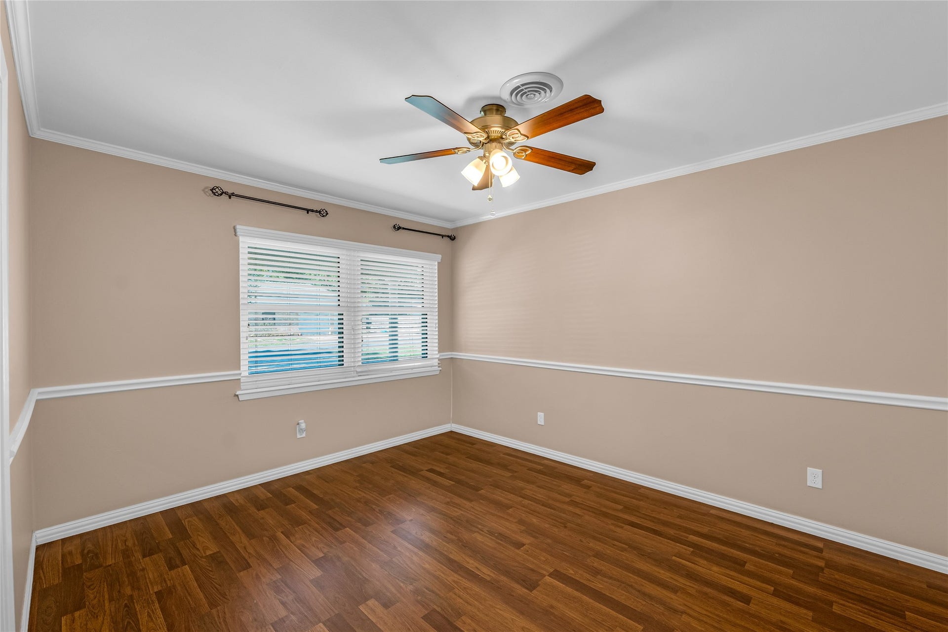2015 West Street, Rosenberg, TX 77471 Office / Flex room