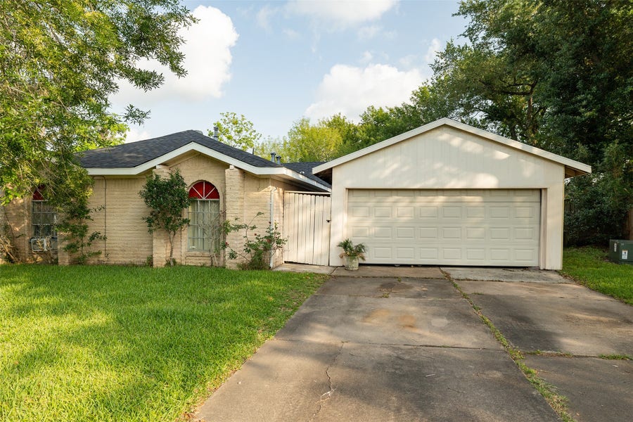 Property photo for 2427 Fairgreen Drive, Missouri City, TX
