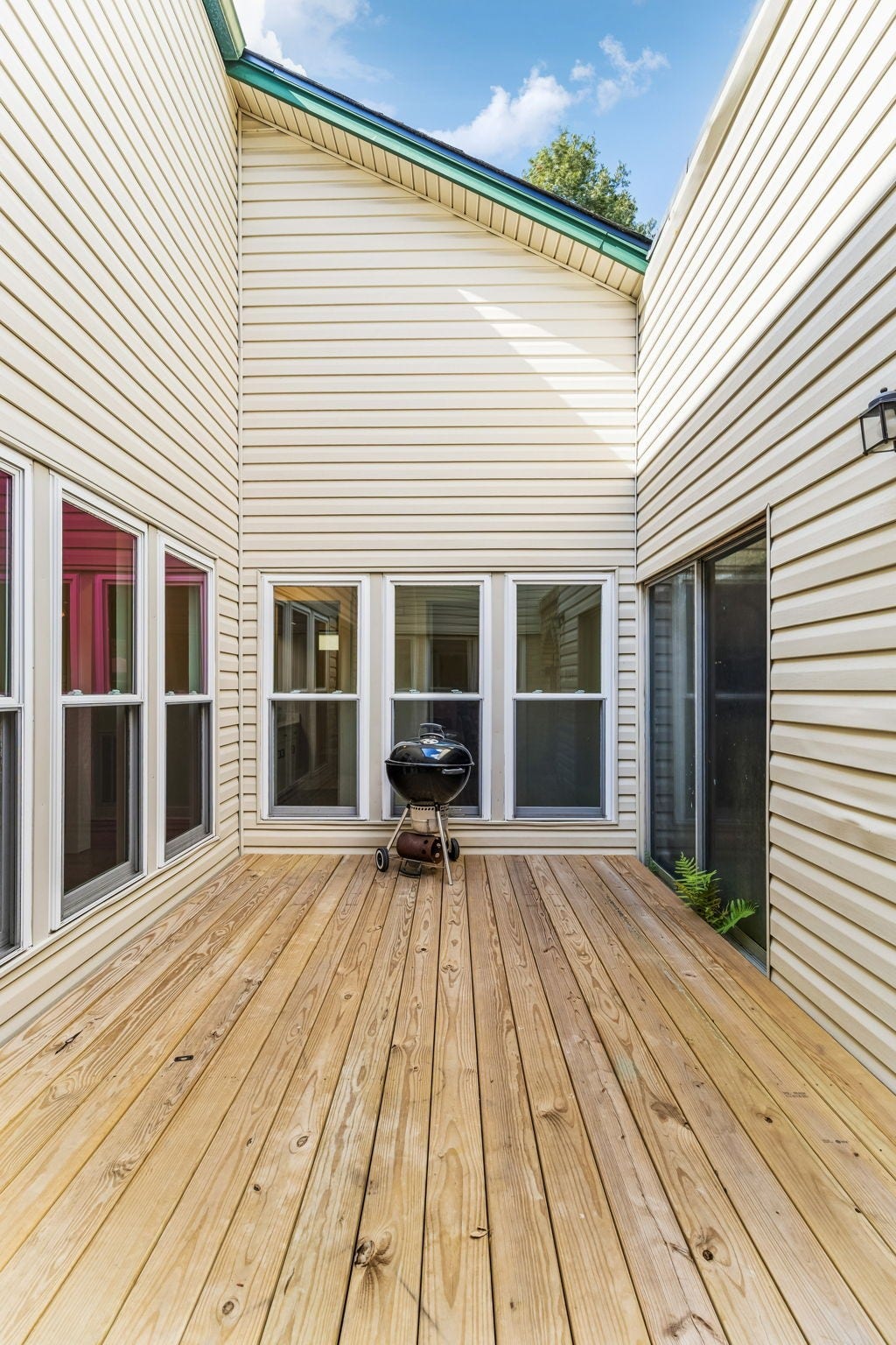 7803 Blackjack Court, Houston, TX 77088 Courtyard perfect for your morning coffee & evening grilling!