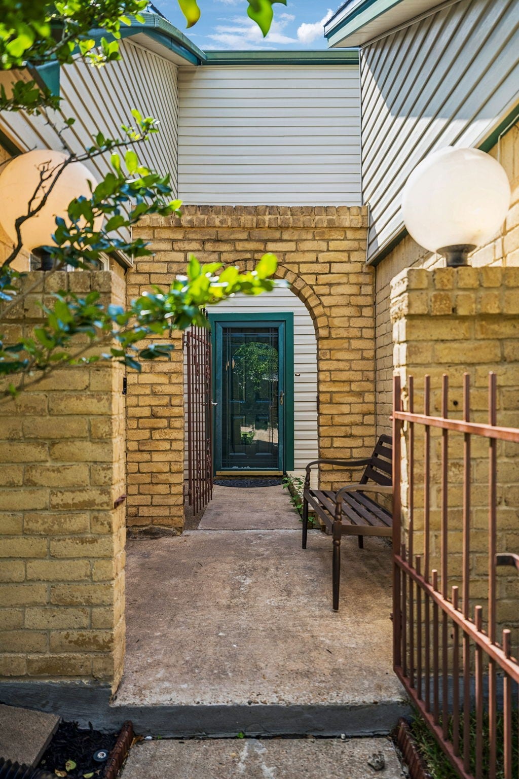 7803 Blackjack Court, Houston, TX 77088 Inviting entrance!
