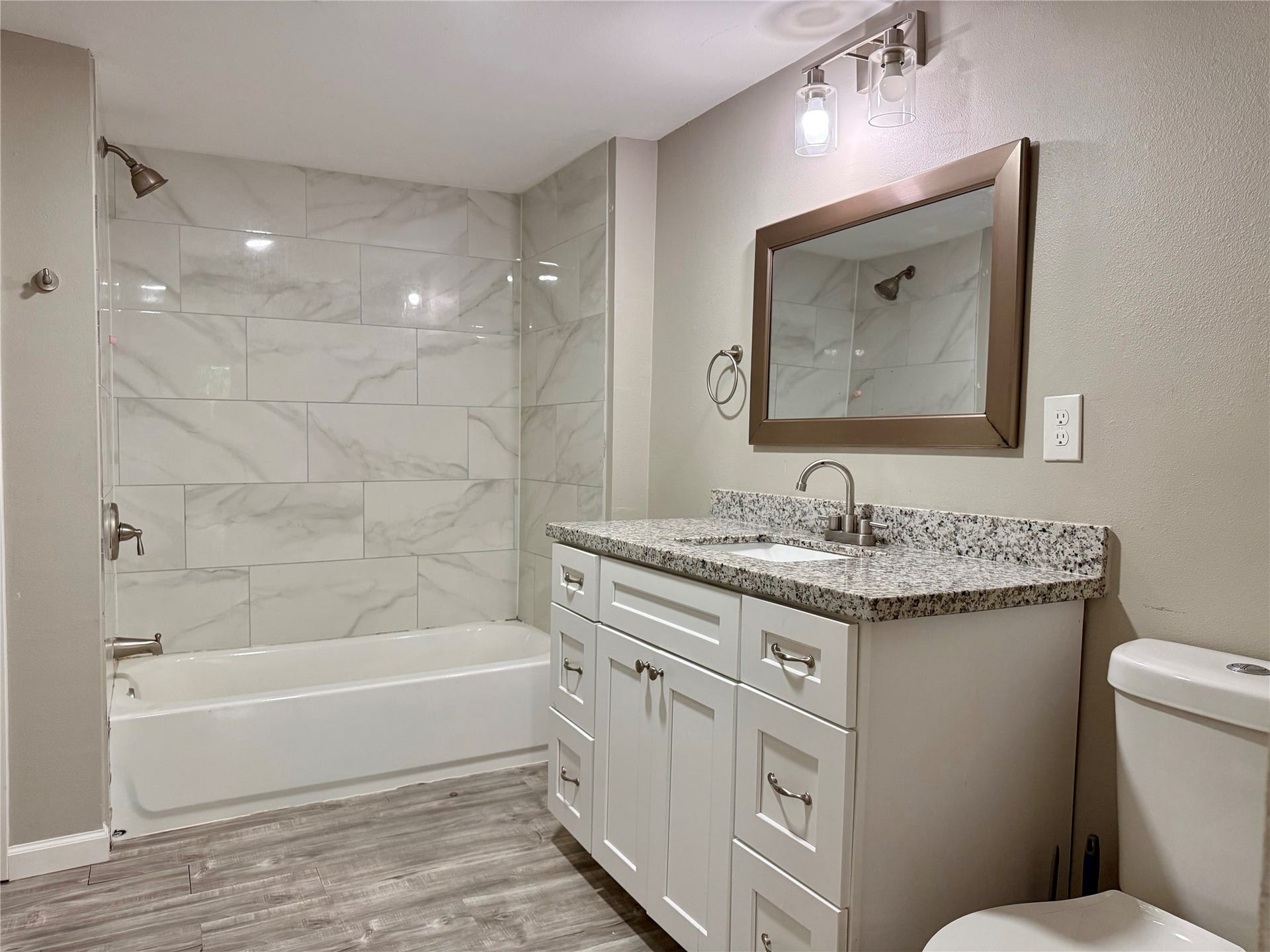 6905 Speaker Street, Hitchcock, TX 77563 2nd Bathroom is very spacious