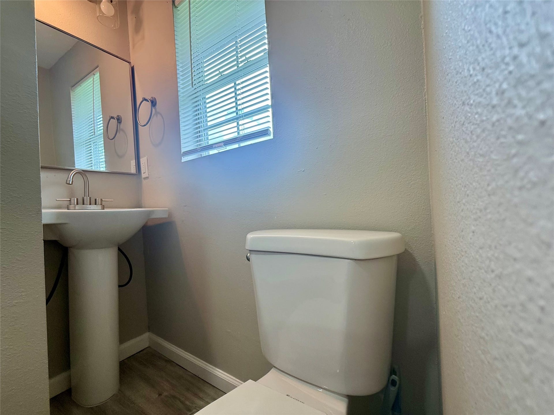 6905 Speaker Street, Hitchcock, TX 77563 1 of 2 Bathrooms