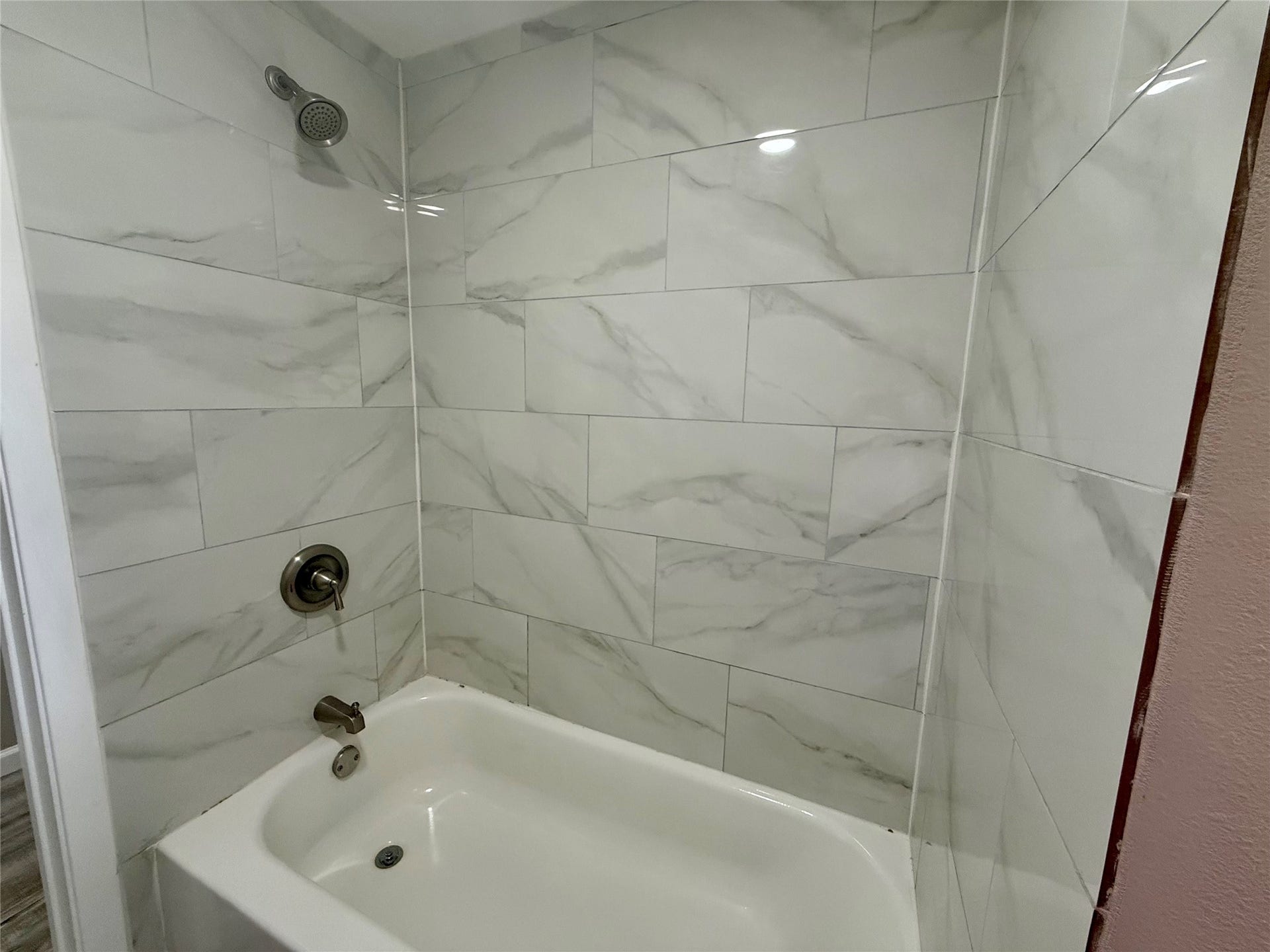 6905 Speaker Street, Hitchcock, TX 77563 Tub/Shower combo