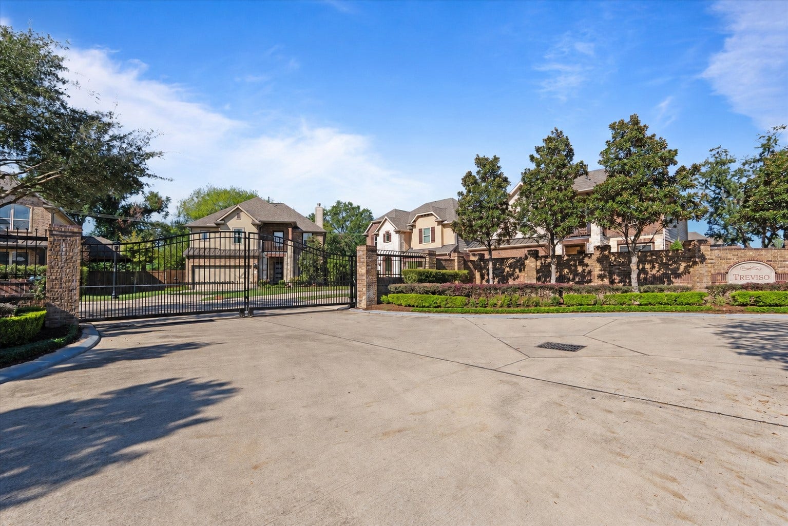 2120 Rosenthal Lane, Houston, TX 77080 Gated community of just 17 homes in Spring Branch. An elegant wrought-iron entry gate, brick perimeter walls, and landscaped grounds create an inviting first impression.