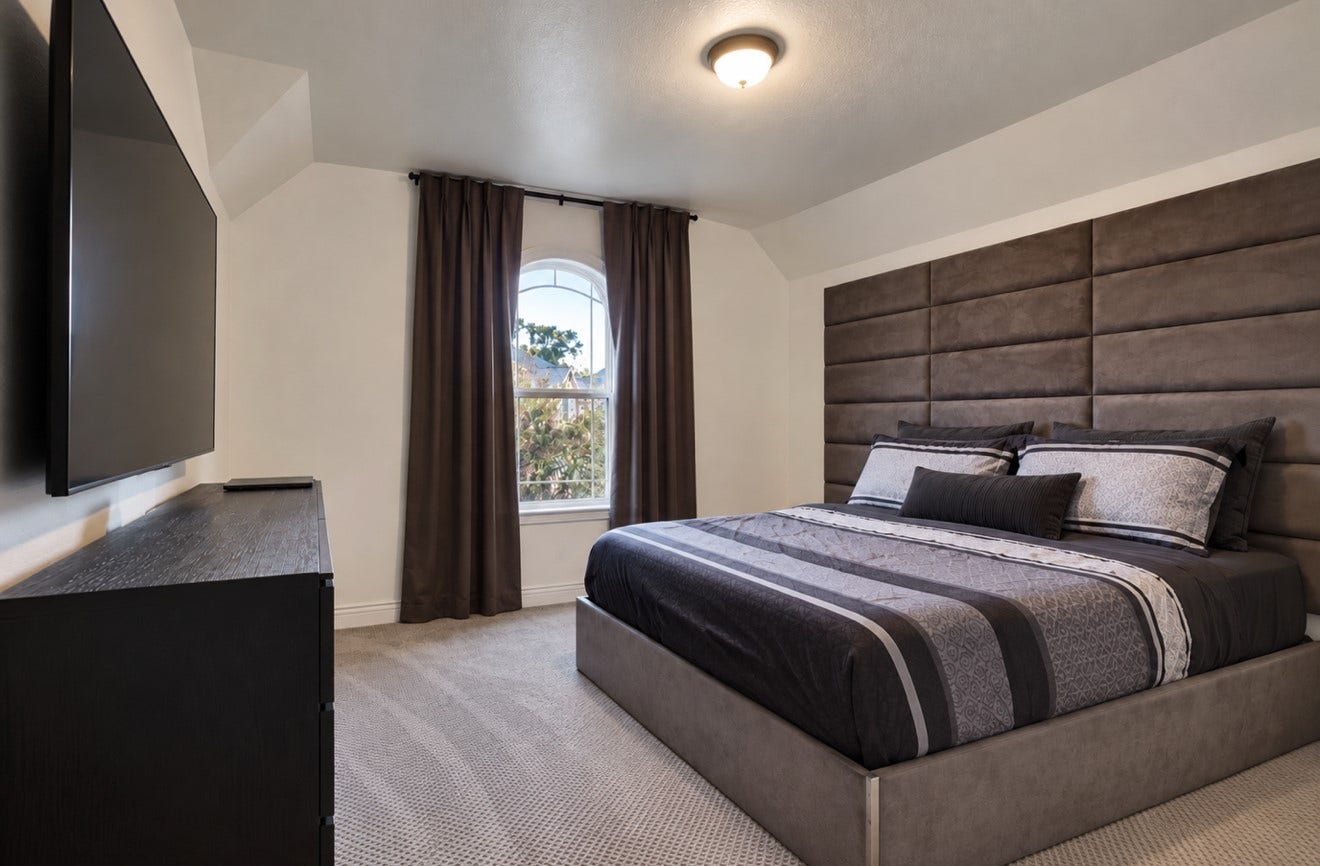 2120 Rosenthal Lane, Houston, TX 77080 Inviting upstairs bedroom ideal for family or guests. A fully renovated Jack-and-Jill bathroom connects this room to the adjacent bedroom, offering convenient shared access.