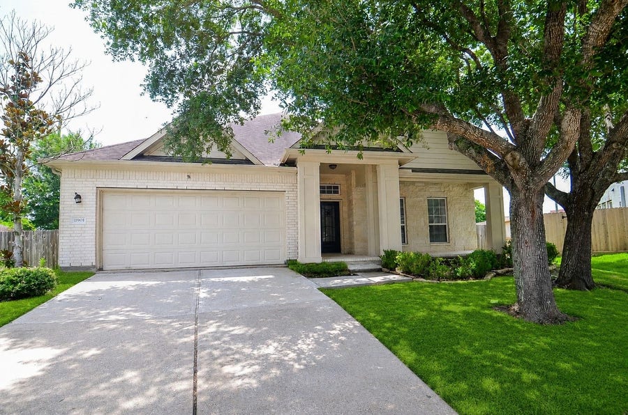 Property photo for 11901 Auburn Trail Ln, Pearland, TX