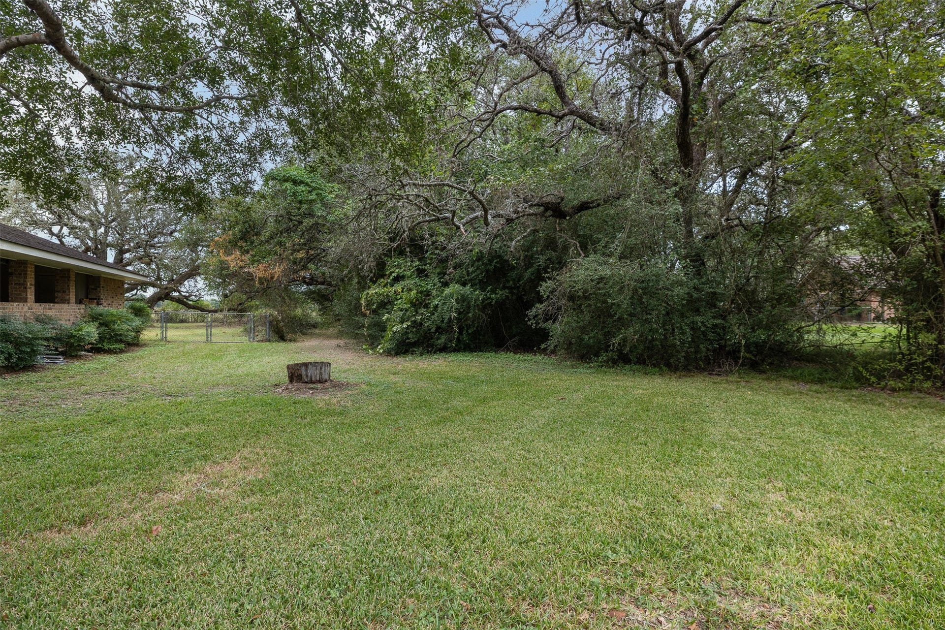 1081 Shirley Oaks Street, Columbus, TX 78934