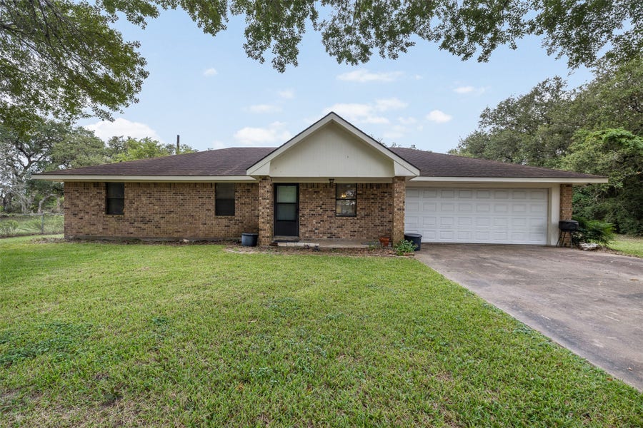 Property photo for 1081 Shirley Oaks Street, Columbus, TX