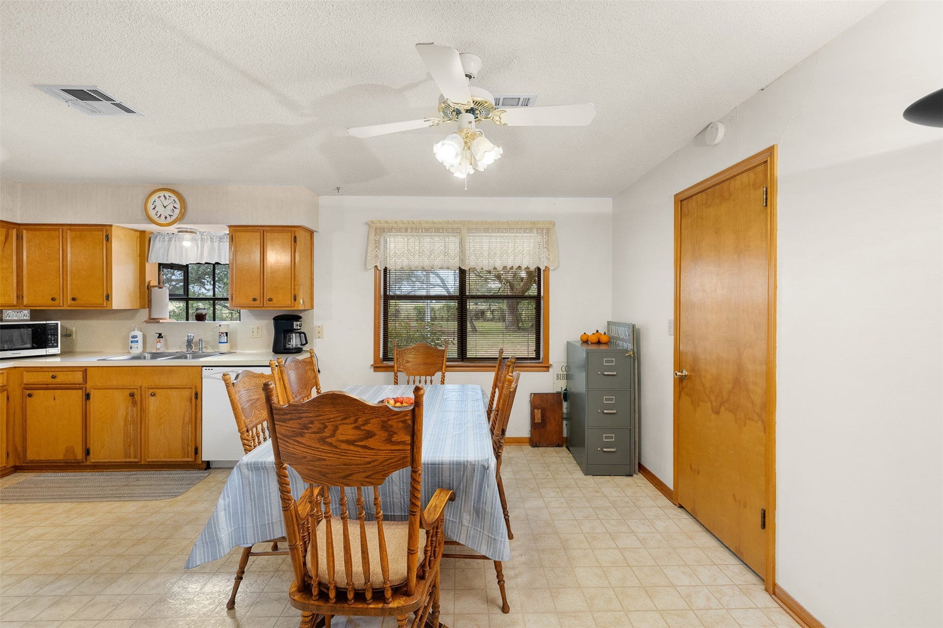 1081 Shirley Oaks Street, Columbus, TX 78934