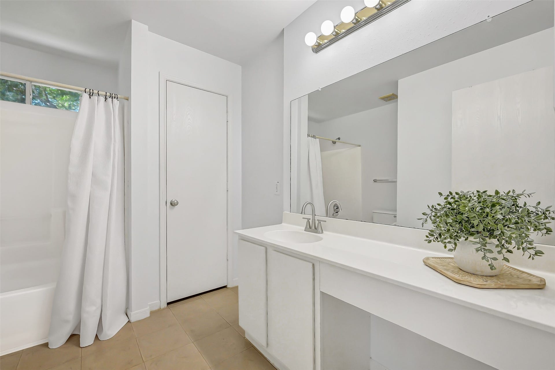 3115 Berryfield Lane, Pearland, TX 77581 The primary en suite features a long vanity with generous counter space, oversized wall mirror, tub/shower combination and tile flooring. A transom window brings natural light into the bathing area, while the adjacent door leads to the suites generously sized walk-in closet.
