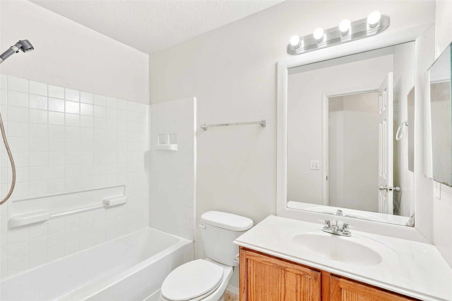 3310 Jib Court, Fresno, TX 77545 Secondary bath