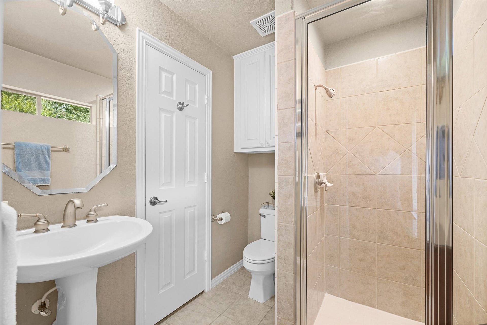 62 S Warbler Bend Circle, The Woodlands, TX 77382 62 S Warbler Bend Circle, The Woodlands, TX 77382