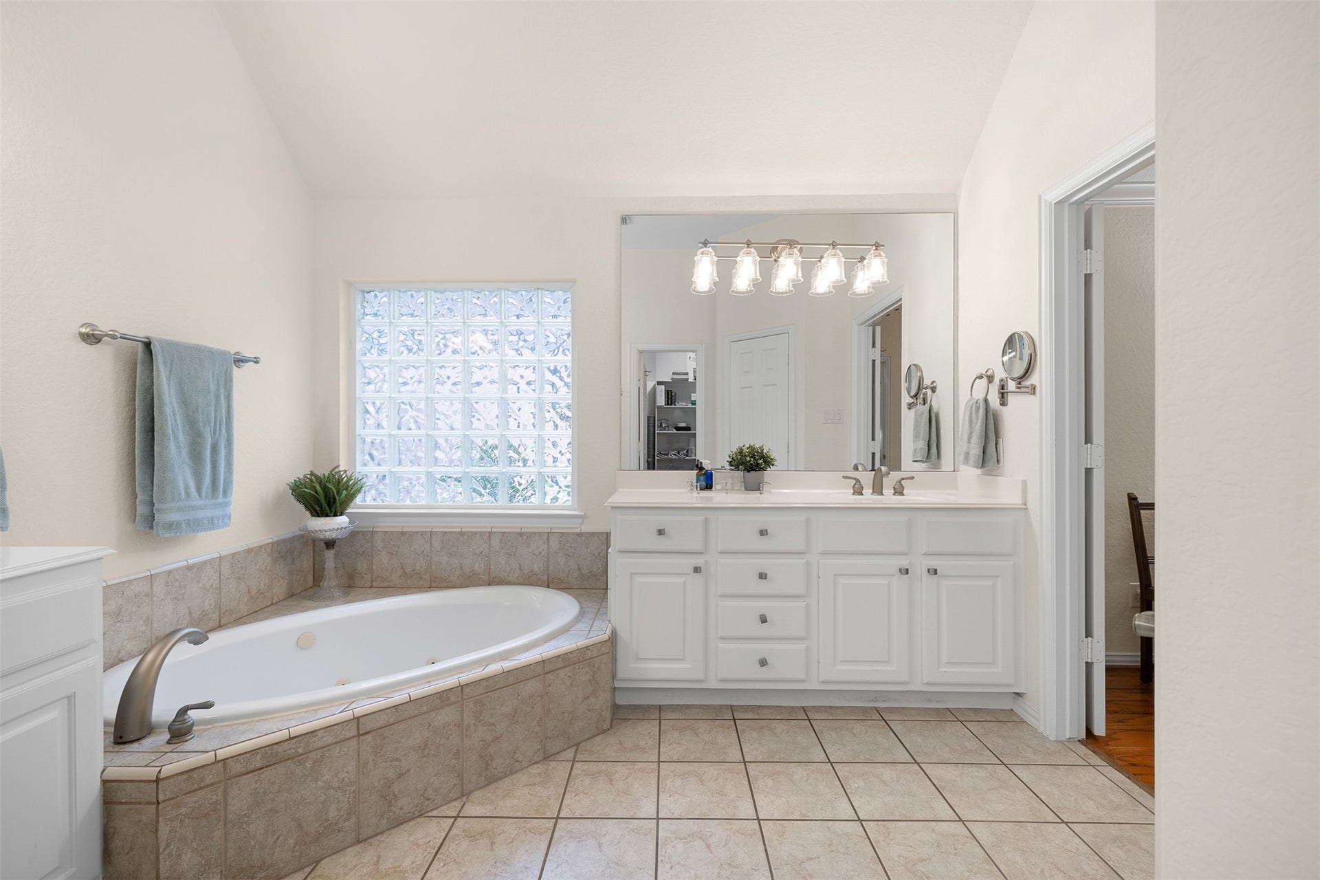 62 S Warbler Bend Circle, The Woodlands, TX 77382 62 S Warbler Bend Circle, The Woodlands, TX 77382