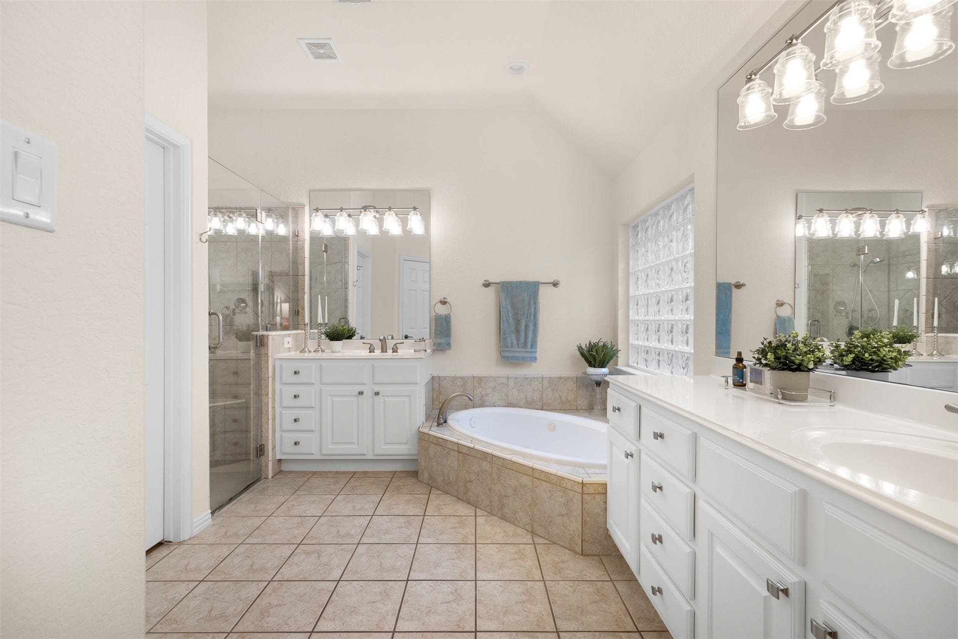62 S Warbler Bend Circle, The Woodlands, TX 77382 62 S Warbler Bend Circle, The Woodlands, TX 77382