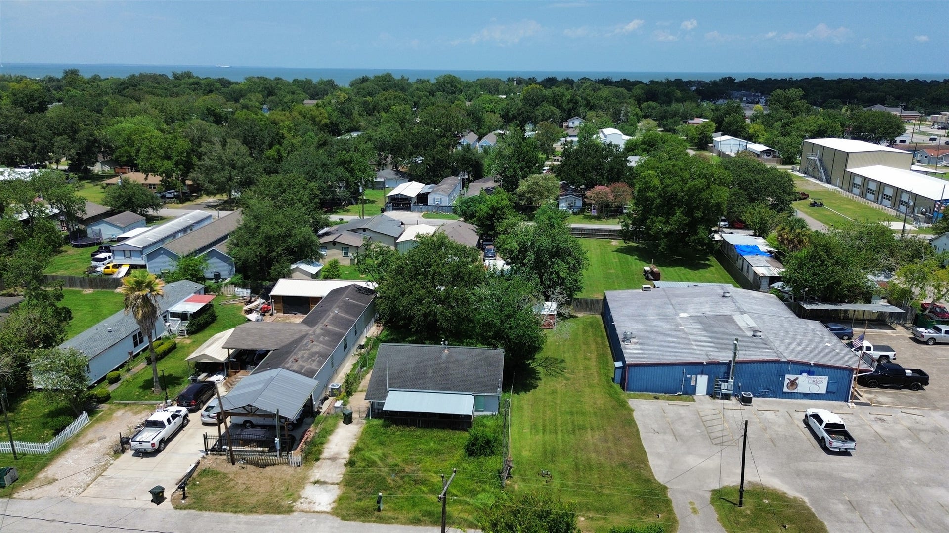 4439 9th Street, Bacliff, TX 77518 Just a few blocks from the Bay with quick access to Grand Avenue and East Bayshore Dr to head toward San Leon for some Fun in the Sun!