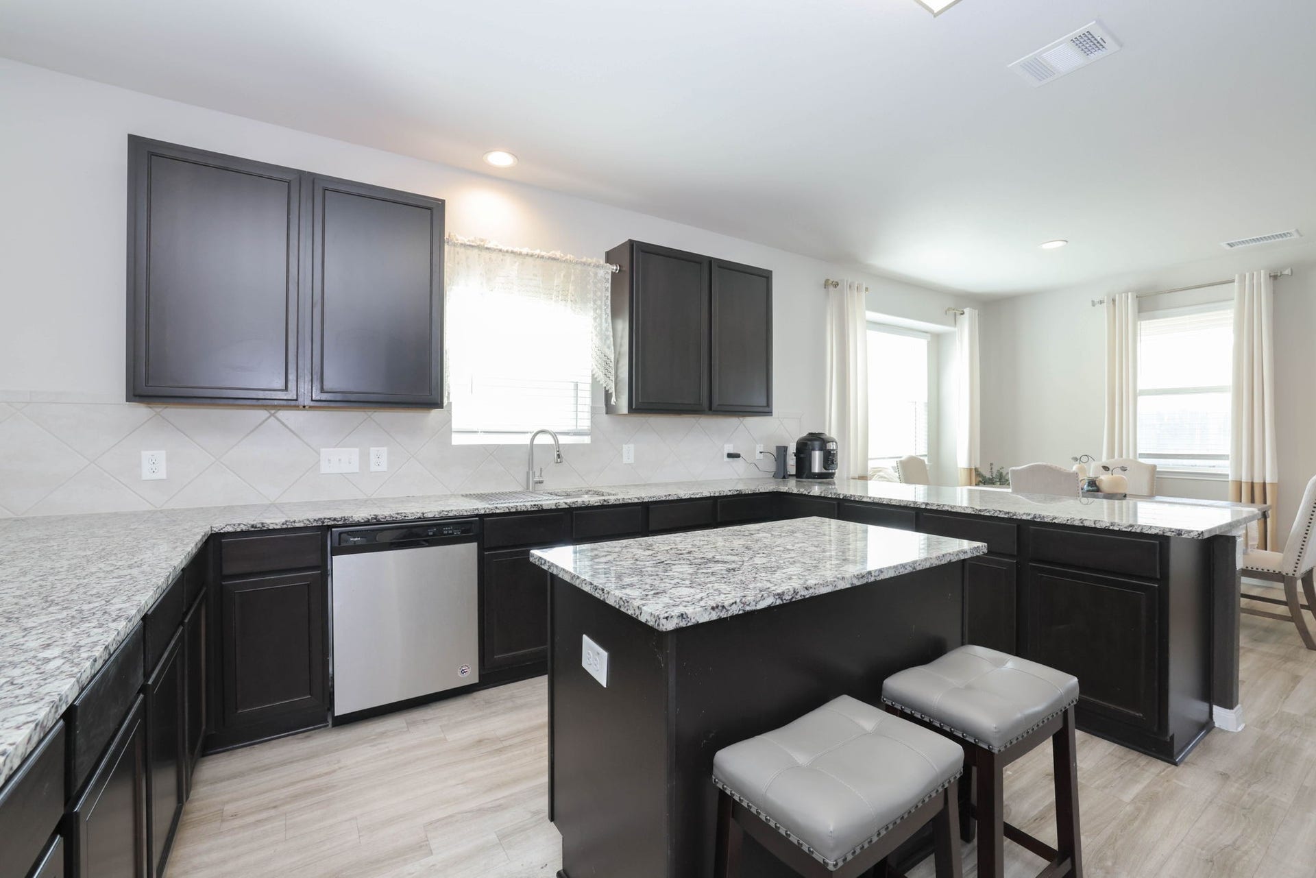 3596 Cannon Drive, Conroe, TX 77301 Beautiful granite countertops.