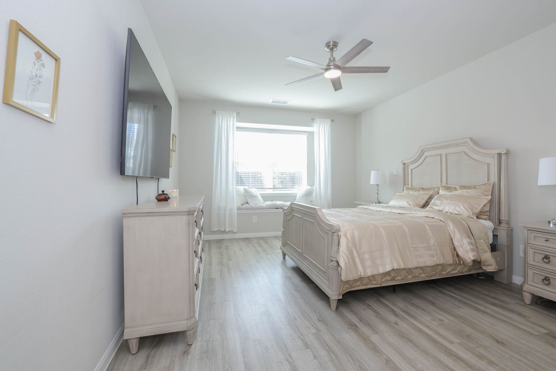 3596 Cannon Drive, Conroe, TX 77301 Spacious Primary bedroom with window seat.