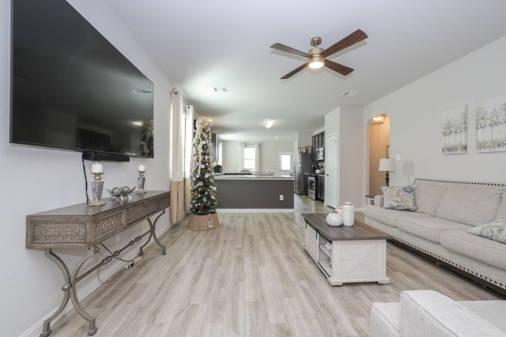 3596 Cannon Drive, Conroe, TX 77301 Spacious family room