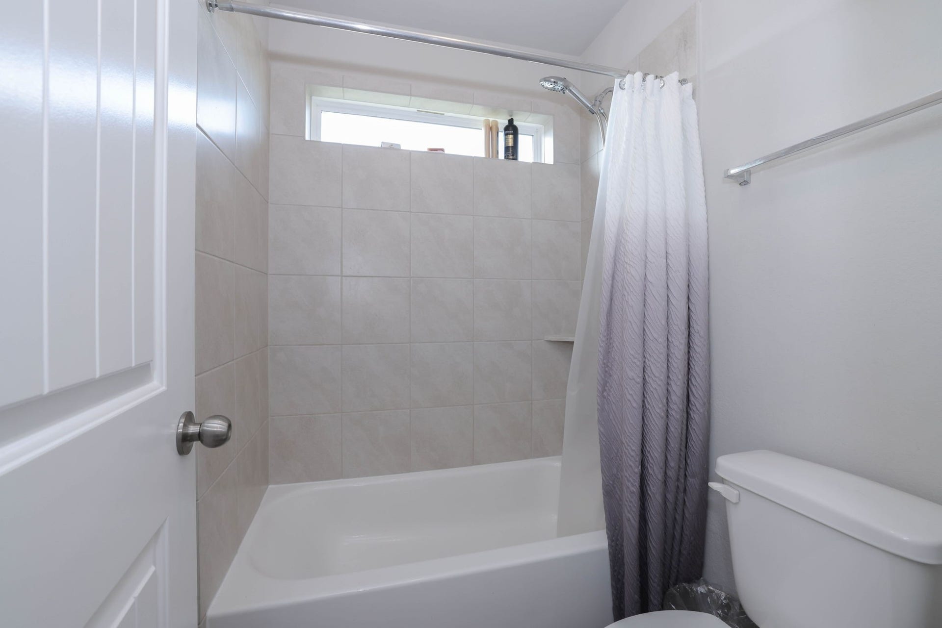 3596 Cannon Drive, Conroe, TX 77301 Combined shower and bathtub on 2nd floor