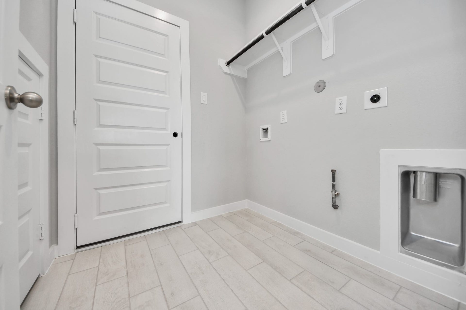 11115 Tulip Ridge Trail, Houston, TX 77044 A perfect blend of functionality and comfort. Capture the essence of easy living with a first-floor laundry room, thoughtfully equipped with shelving for effortless organization. Both electric and gas connections available. Sample photo of completed home with similar floor plan. Actual colors and selections may vary.