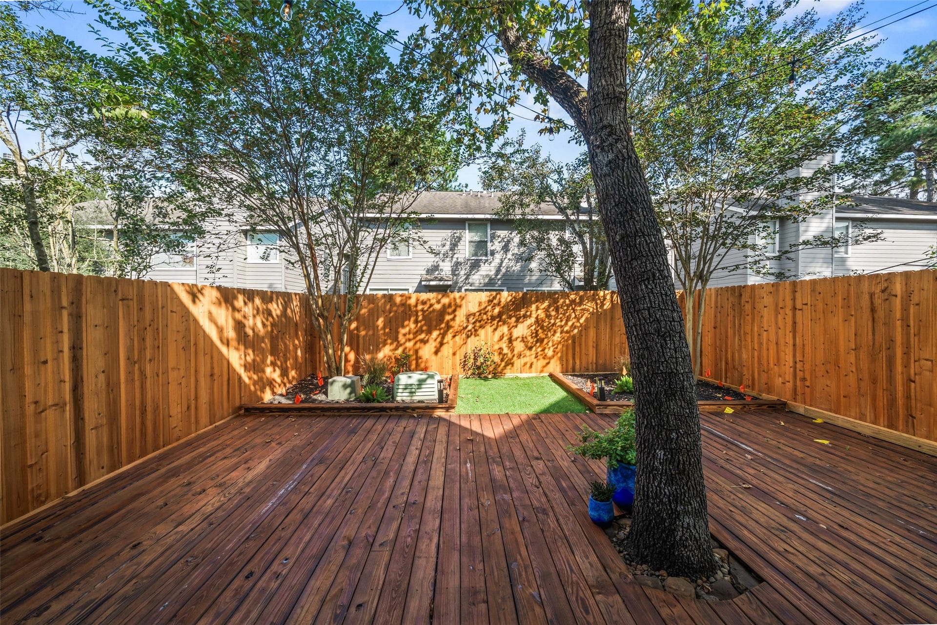 258 Sentry Maple Place, The Woodlands, TX 77382 Designed for effortless outdoor living, this fully fenced backyard offers a generous deck, low maintenance green space and peaceful private setting.