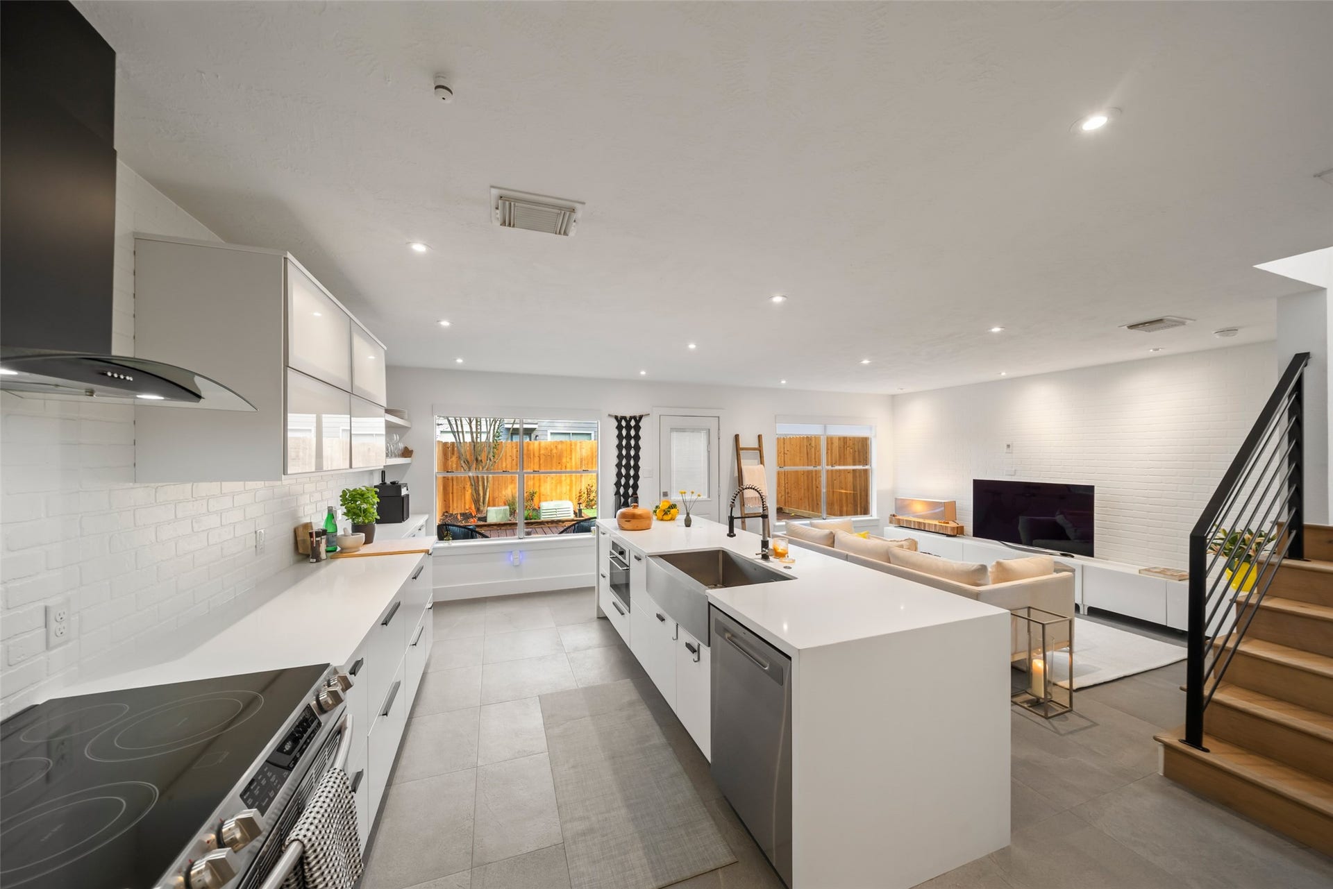 258 Sentry Maple Place, The Woodlands, TX 77382 Stylishly furnished and beautifully updated, the open-concept home features a sleek modern kitchen, designer finishes and abundant natural light.