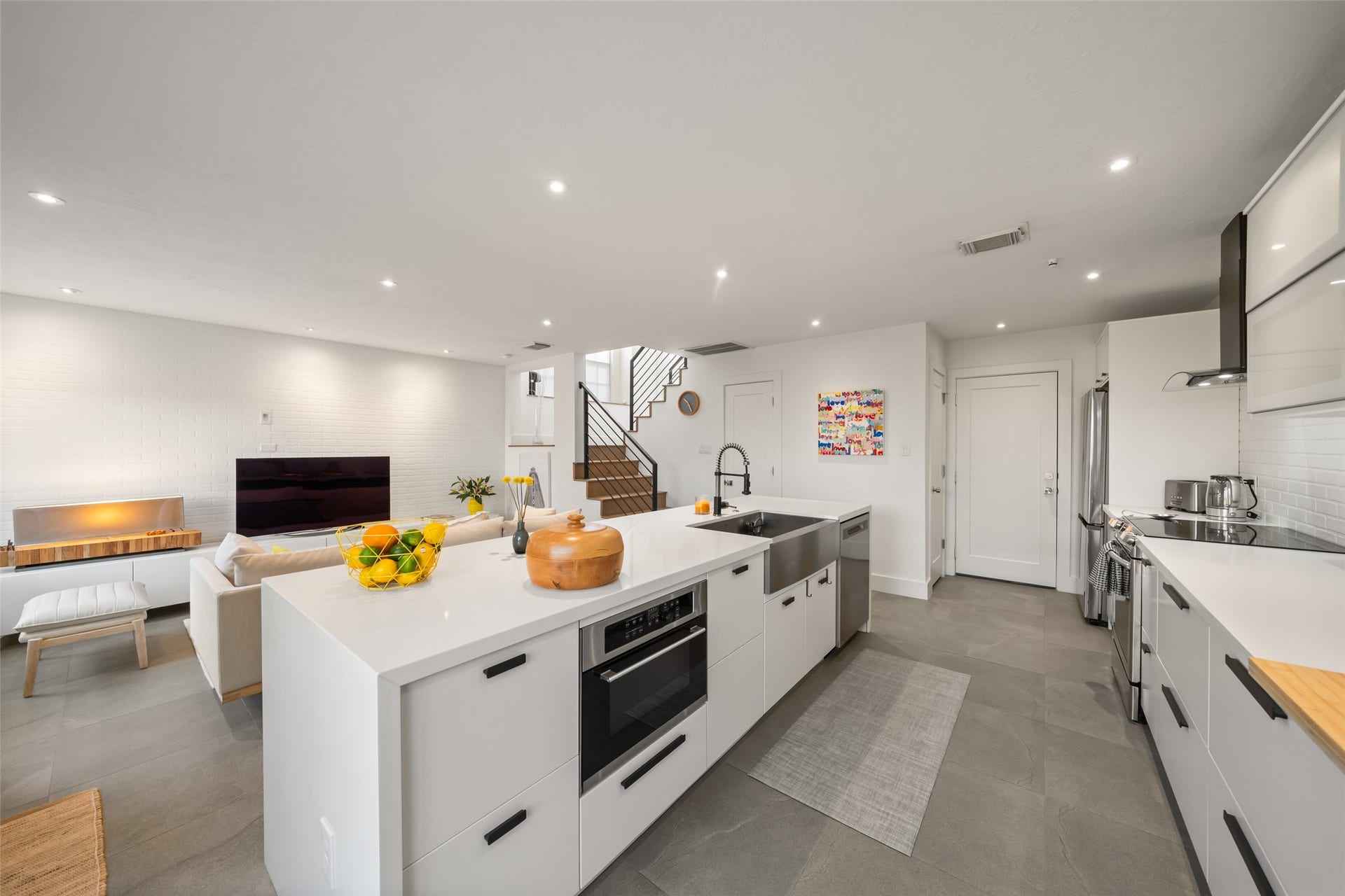 258 Sentry Maple Place, The Woodlands, TX 77382 Every detail has been thoughtfully considered - from fully stocked kitchen essentials like plates, utensils and a tea kettle to comfortable turnkey furnishings throughout. Just arrive, unpack and feel at home.