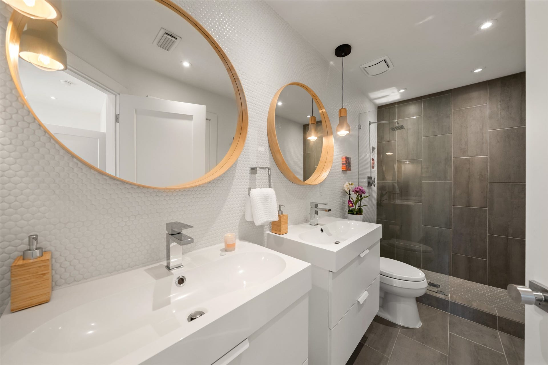 258 Sentry Maple Place, The Woodlands, TX 77382 The en-suite bath offers dual sinks and a walk-in shower and is finished with lush linens as well as storage closet behind the door.