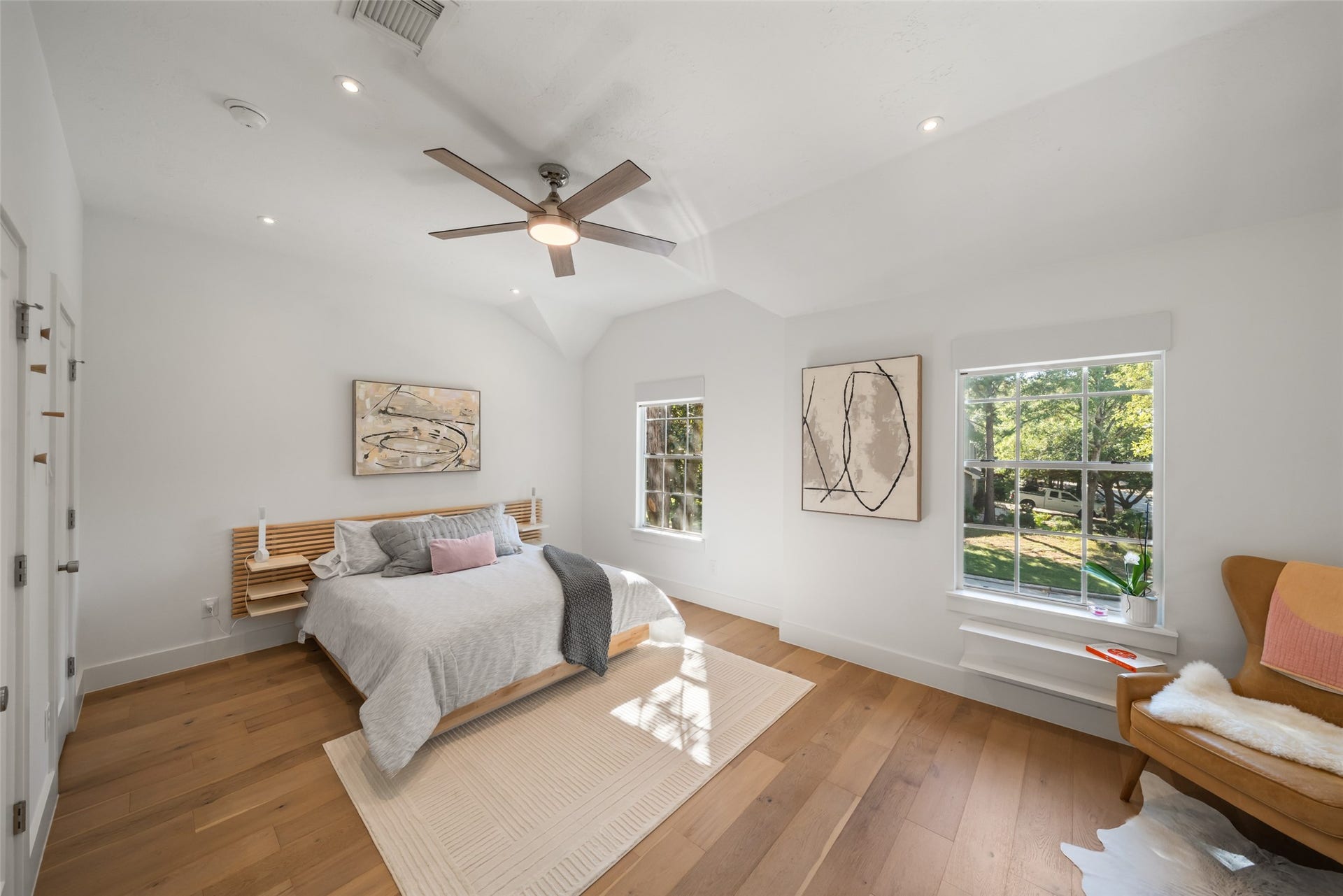 258 Sentry Maple Place, The Woodlands, TX 77382 Spacious primary bedroom with vaulted ceilings, abundant natural light, blackout shades, walk-in closet with elfa storage and a comfortable sitting area.