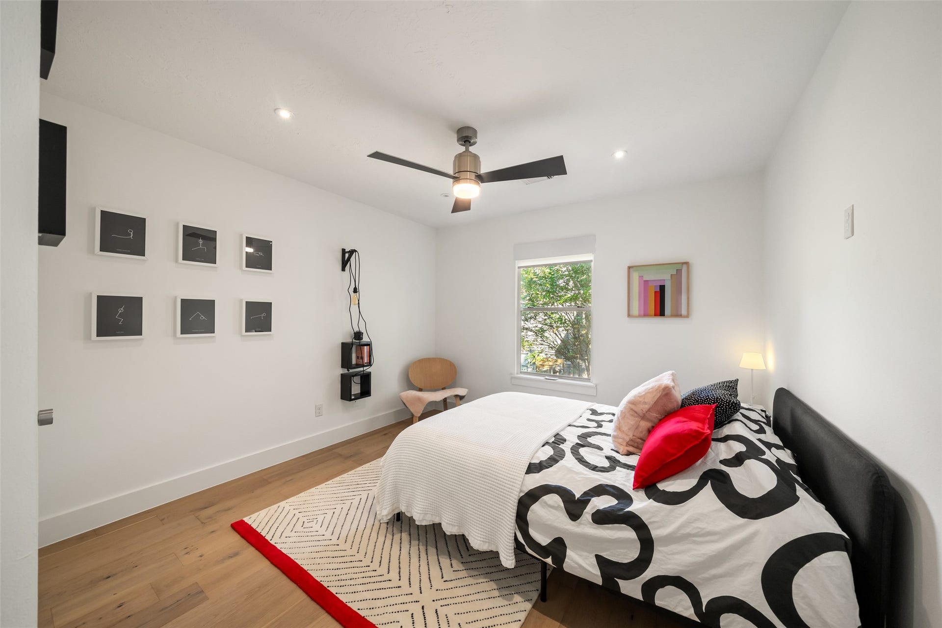 258 Sentry Maple Place, The Woodlands, TX 77382 Bright and inviting, this second story bedroom features a comfortable double bed, wood floors and walk-in closet.