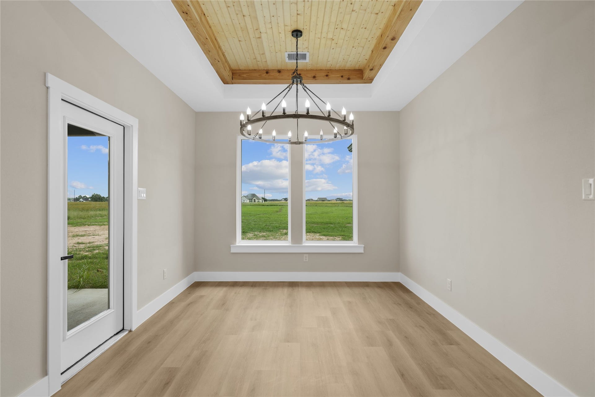 560 Quarter Horse Trail, Angleton, TX 77515 Dinning room