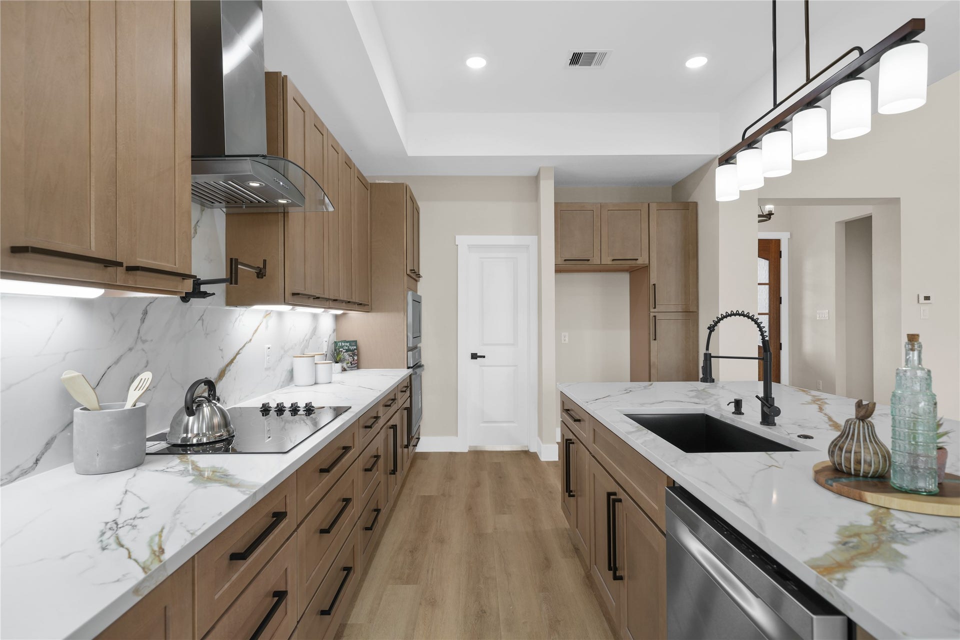 560 Quarter Horse Trail, Angleton, TX 77515 Modern kitchen details