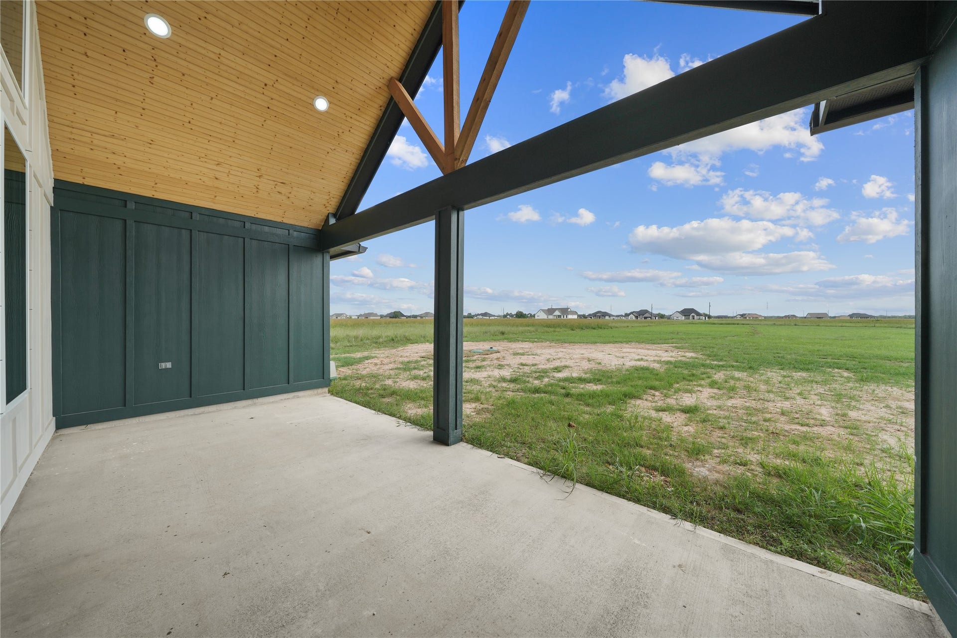 560 Quarter Horse Trail, Angleton, TX 77515 covered back patio