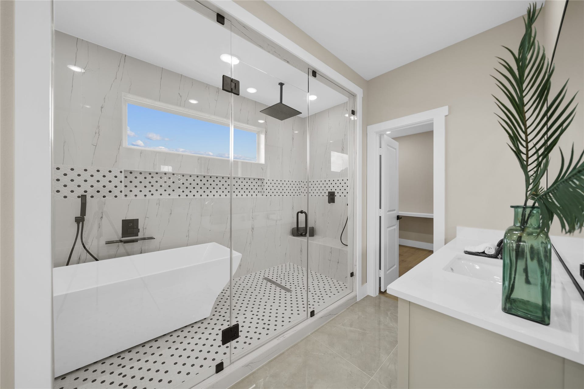 560 Quarter Horse Trail, Angleton, TX 77515 Spa like primary bathroom