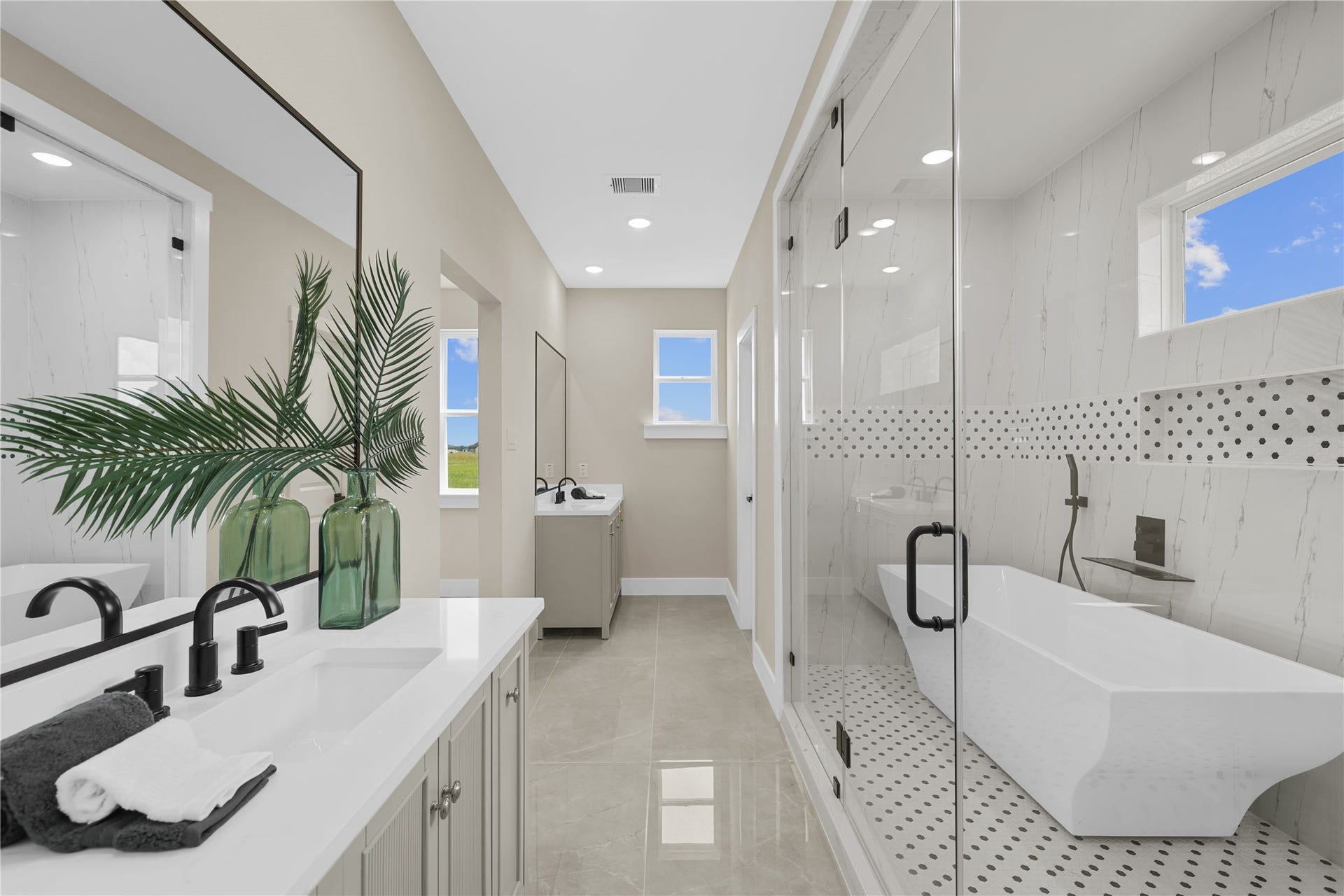 560 Quarter Horse Trail, Angleton, TX 77515 soaking tub and shower combo
