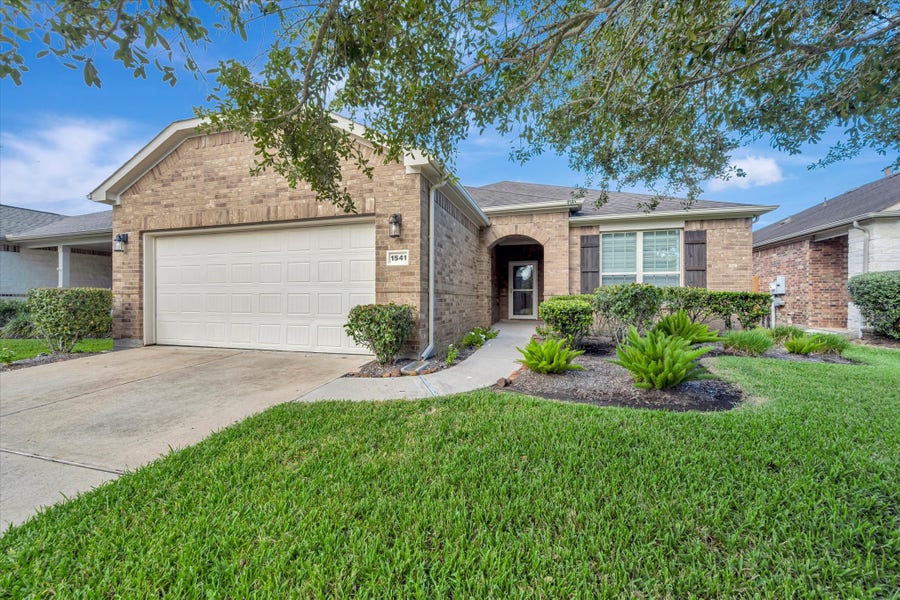 Property photo for 1541 Tuscan Village Drive, League City, TX