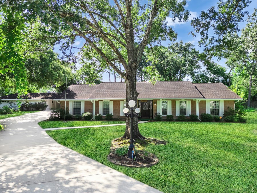Property photo for 207 Shady Nook Lane, Friendswood, TX