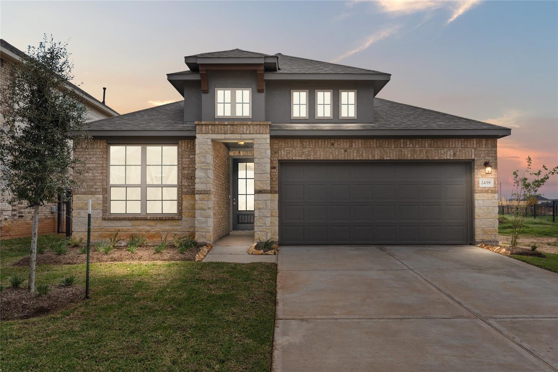 2459 Solaris Bend Drive, Katy, TX 77493 Welcome home to 2459 Solaris Bend Drive located in the master planned community of Sunterra and zoned to Katy ISD.