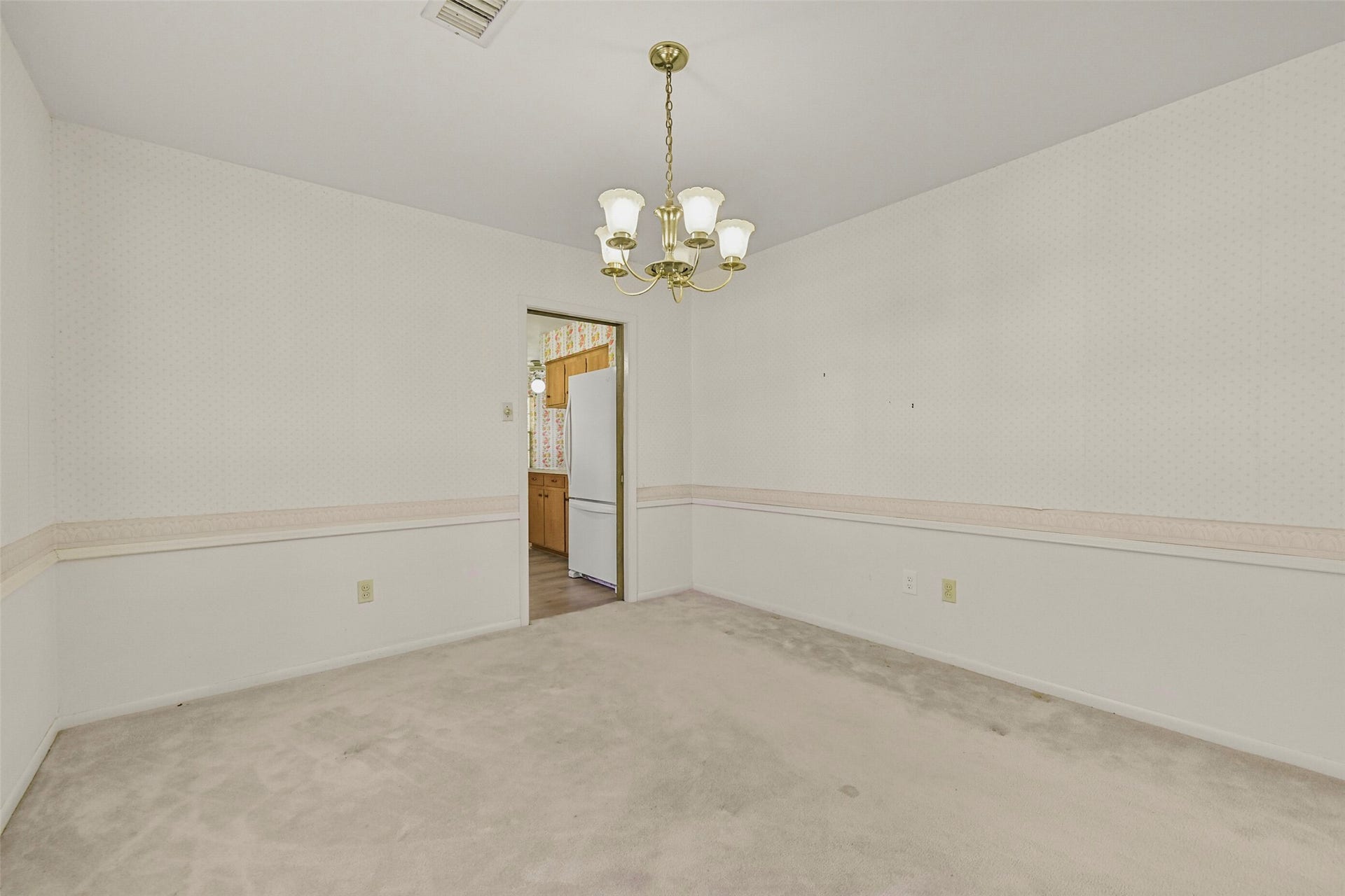 2101 Willow Dell Drive, Seabrook, TX 77586 Bright and spacious formal dining area