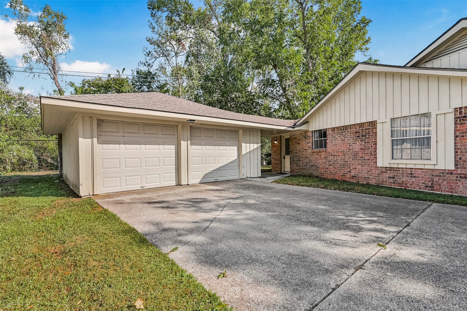 2101 Willow Dell Drive, Seabrook, TX 77586 2 car detached garage