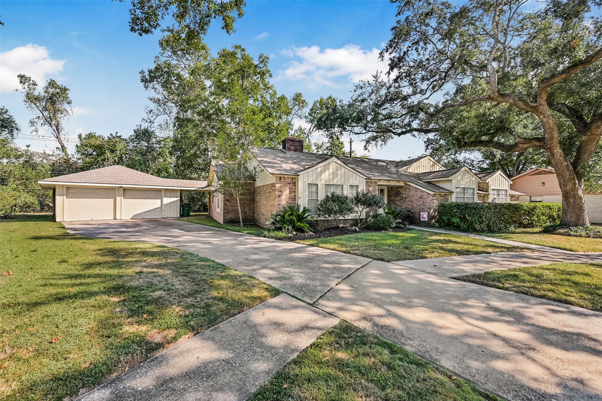 2101 Willow Dell Drive, Seabrook, TX 77586 Double wide driveway