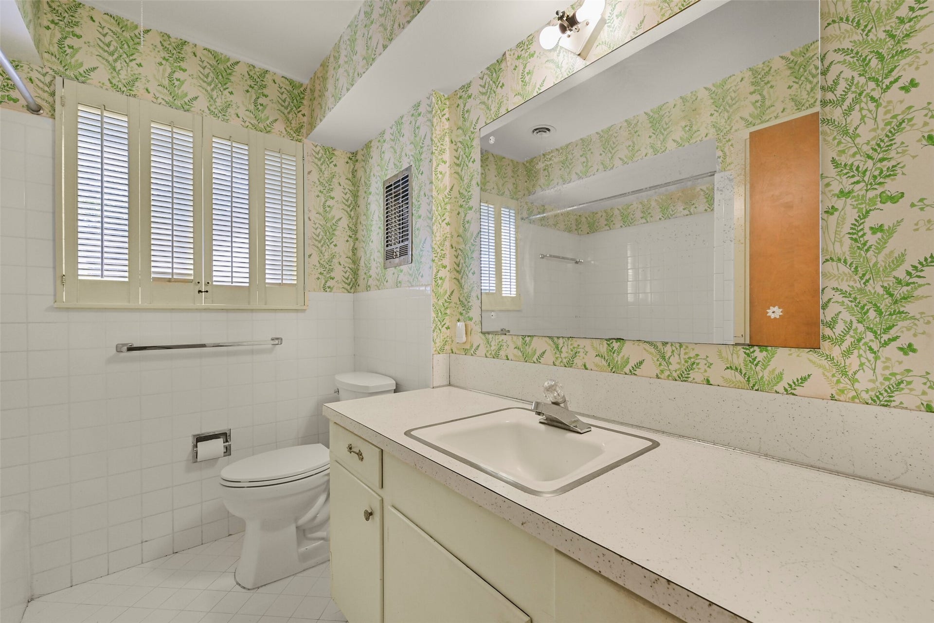 2101 Willow Dell Drive, Seabrook, TX 77586 Bright guest bathroom