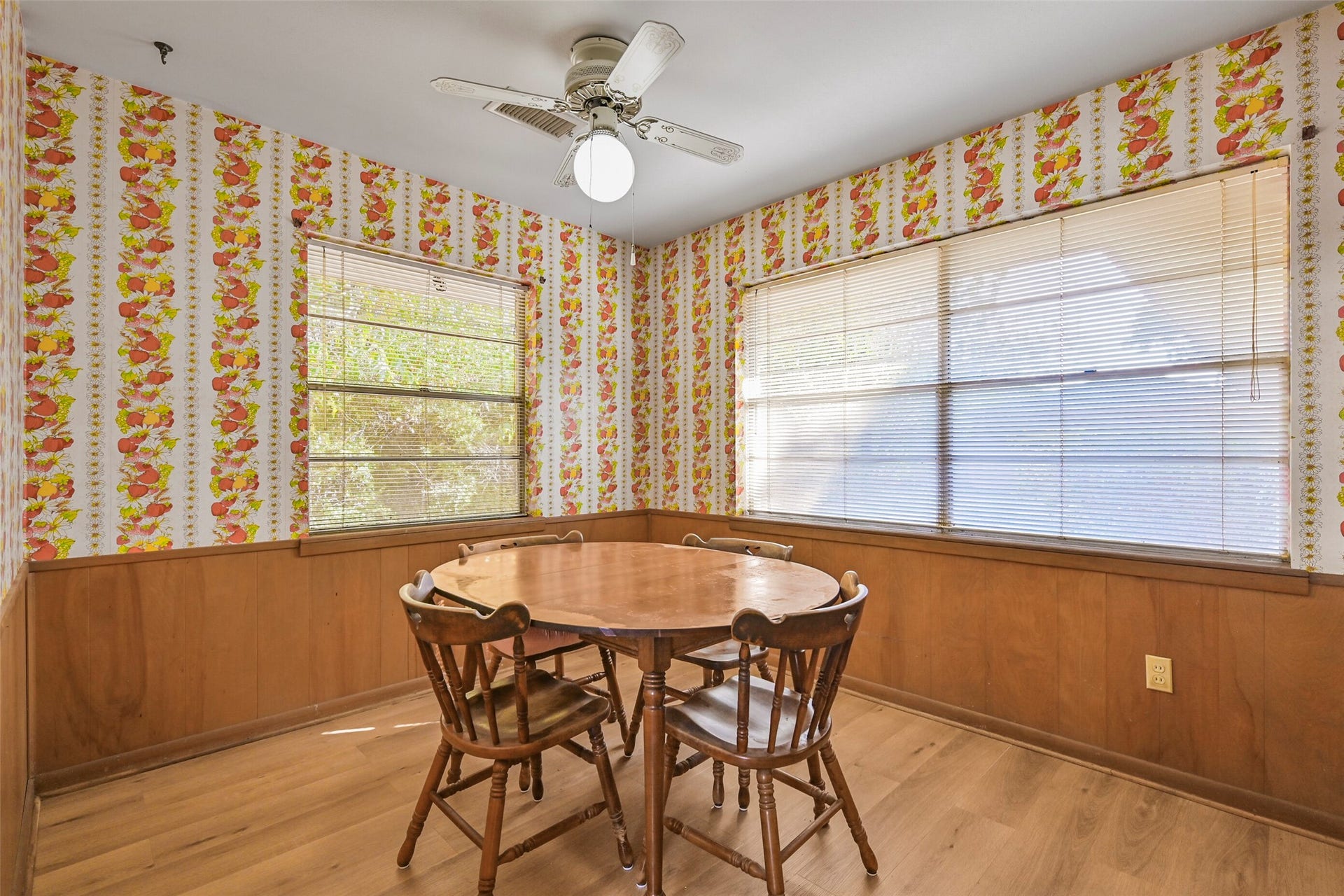 2101 Willow Dell Drive, Seabrook, TX 77586 The breakfast looks out onto the backyard and patio