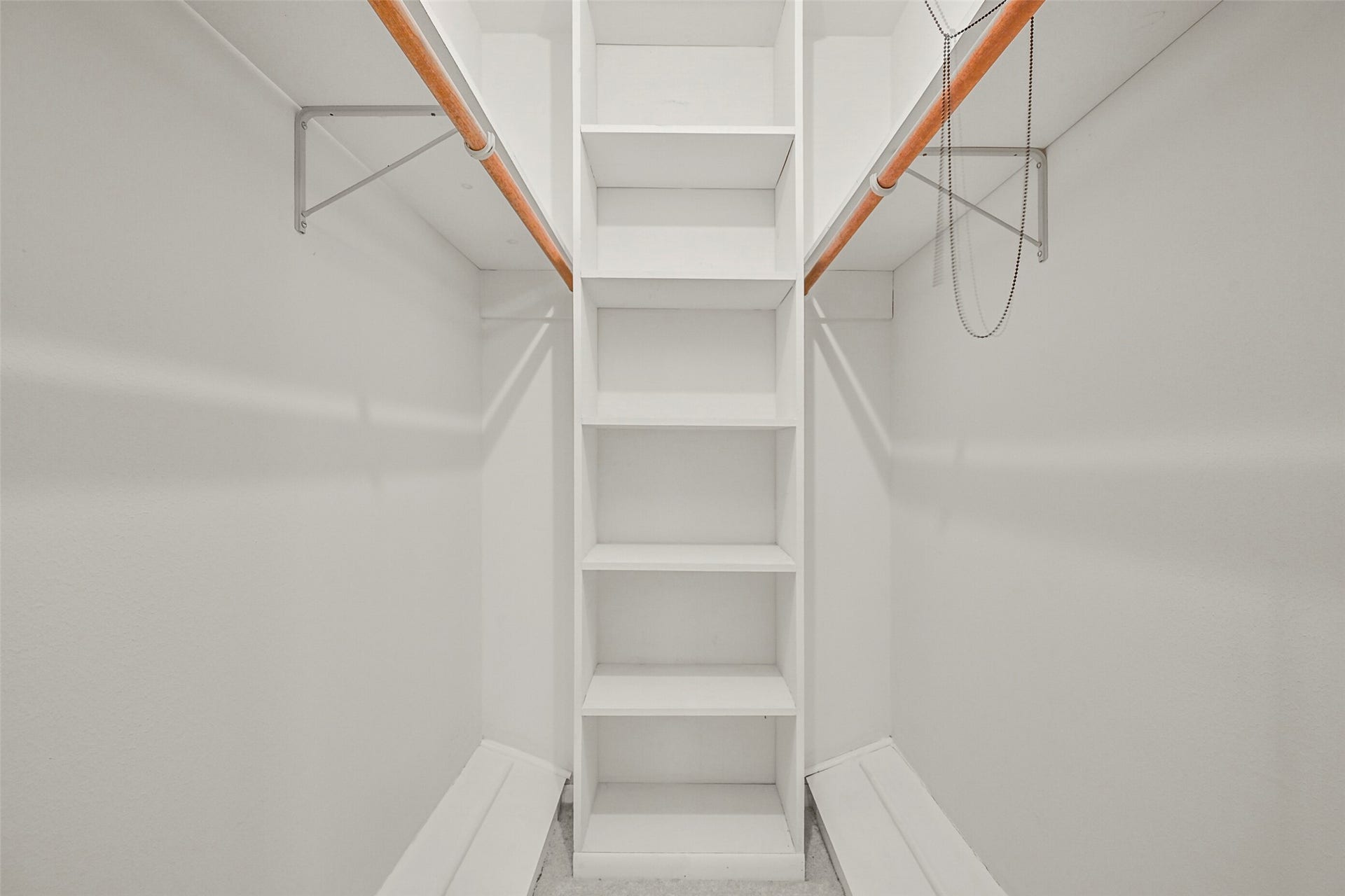 2101 Willow Dell Drive, Seabrook, TX 77586 Primary bedroom walk in closet
