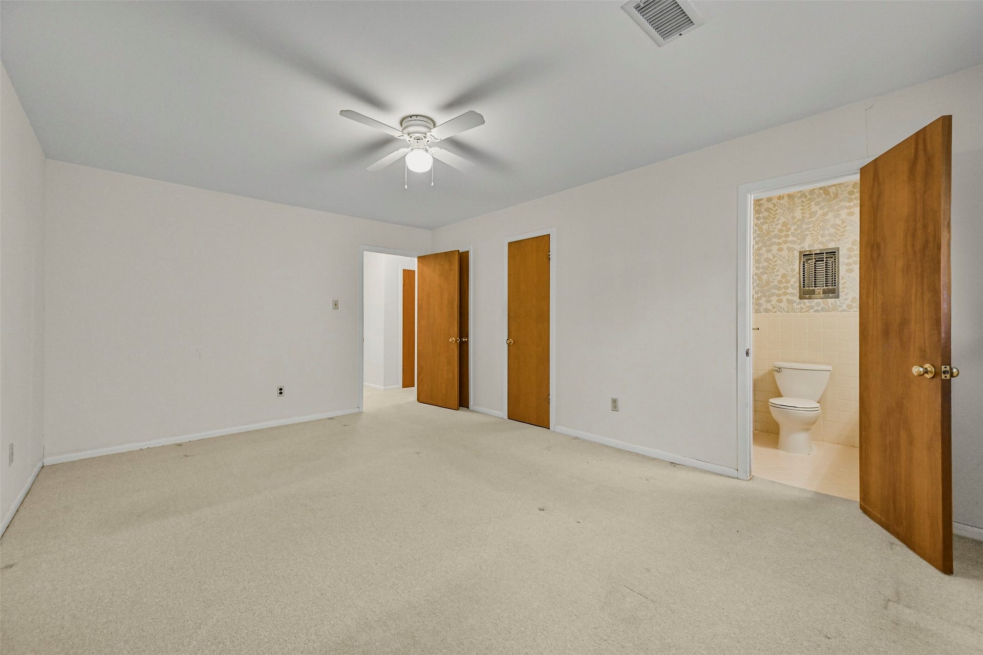 2101 Willow Dell Drive, Seabrook, TX 77586 Primary bedroom with 2 walk in closets and an ensuite